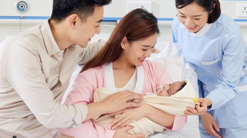 根据我国相关政策和行业规定，考取母婴护理师证通常需要具备以下学历之一：
